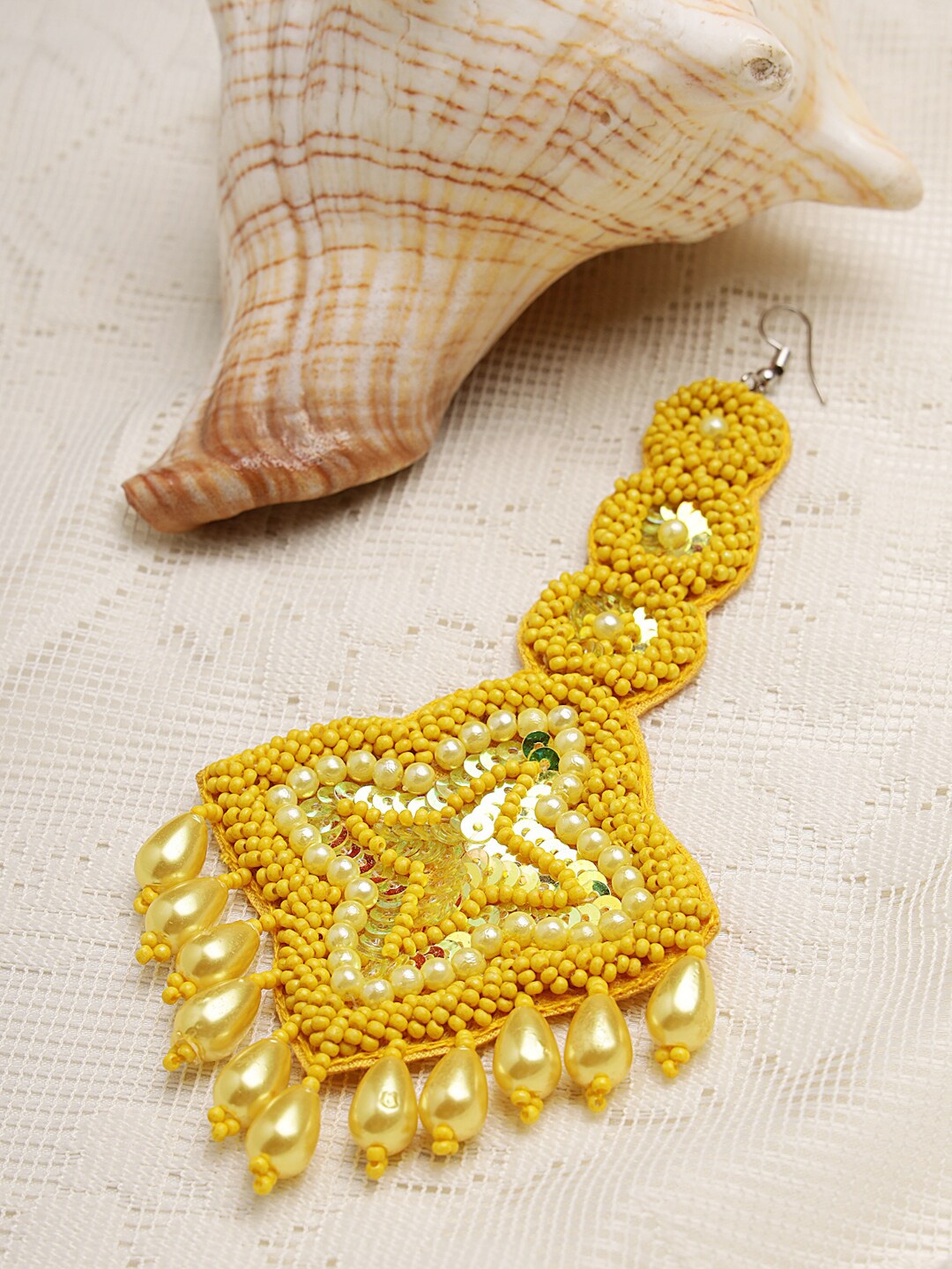 

Moedbuille Pearls-Studded Maang Tikka, Yellow