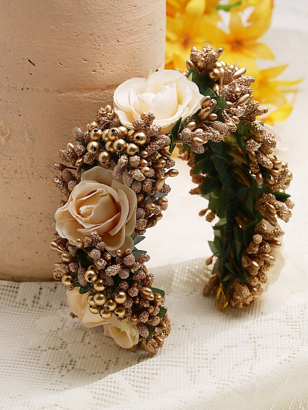 

Moedbuille Women Embellished Hair Accessory, Off white