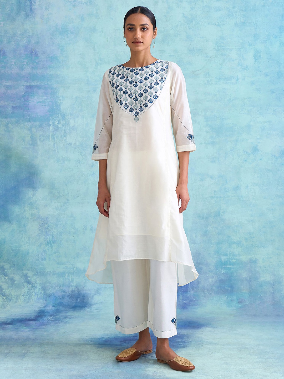

W The Folksong Collection Women Off White Embroidered Thread Work Kurta