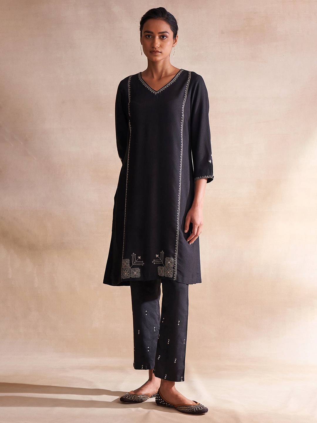 W The Folksong Collection Women Black Solid Thread Work Kurta