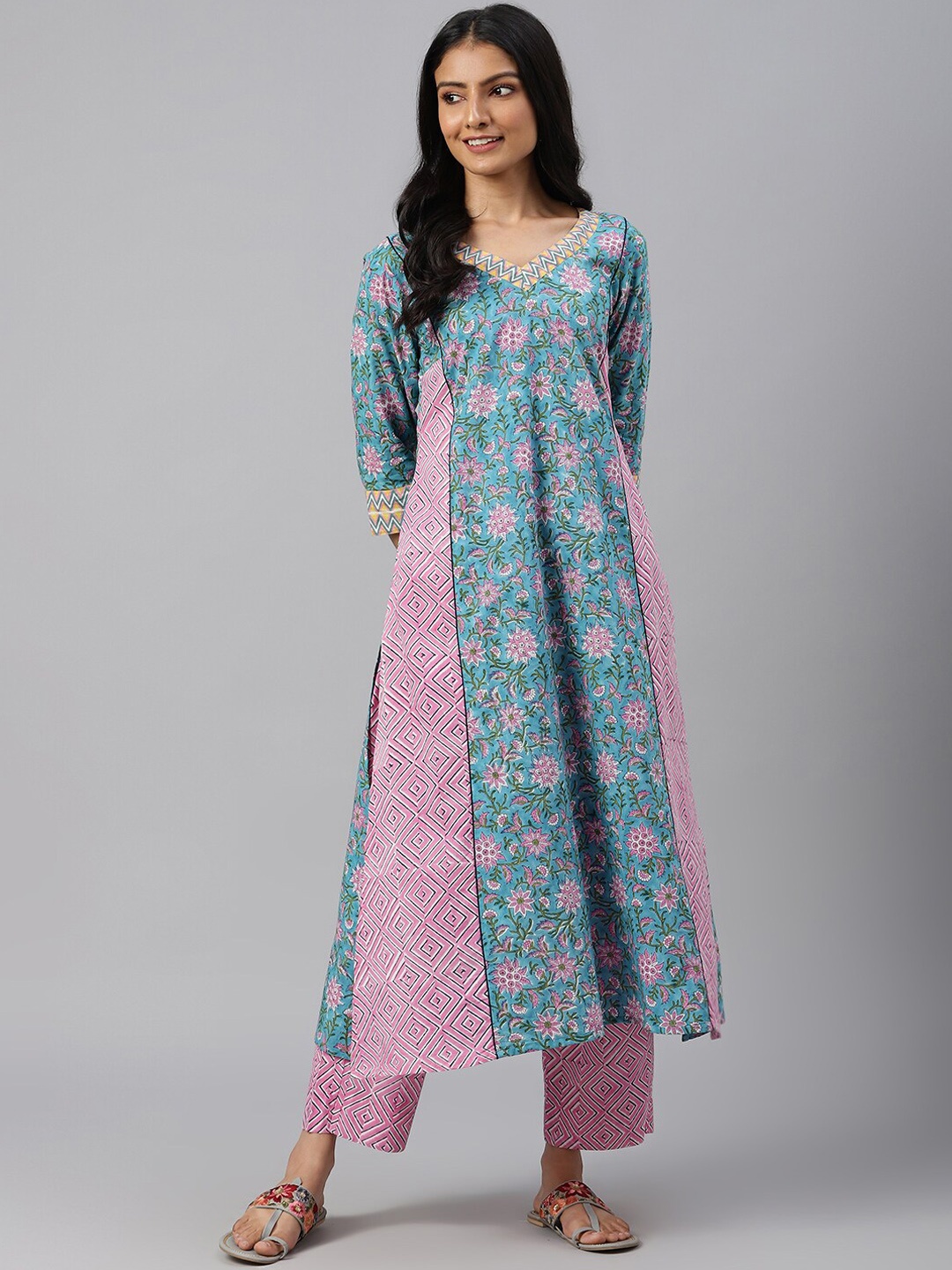 

SHRINKHLA Women Blue Floral Printed Panelled Pure Cotton Kurta with Palazzos