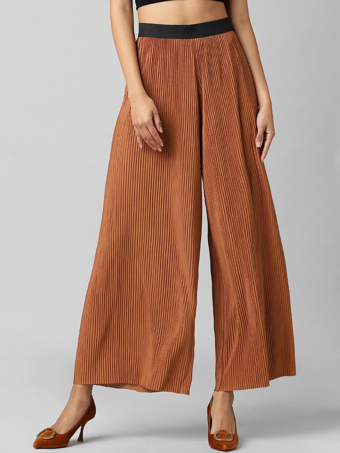 

ONLY Women Solid Flared High-Rise Pleated Trousers, Brown