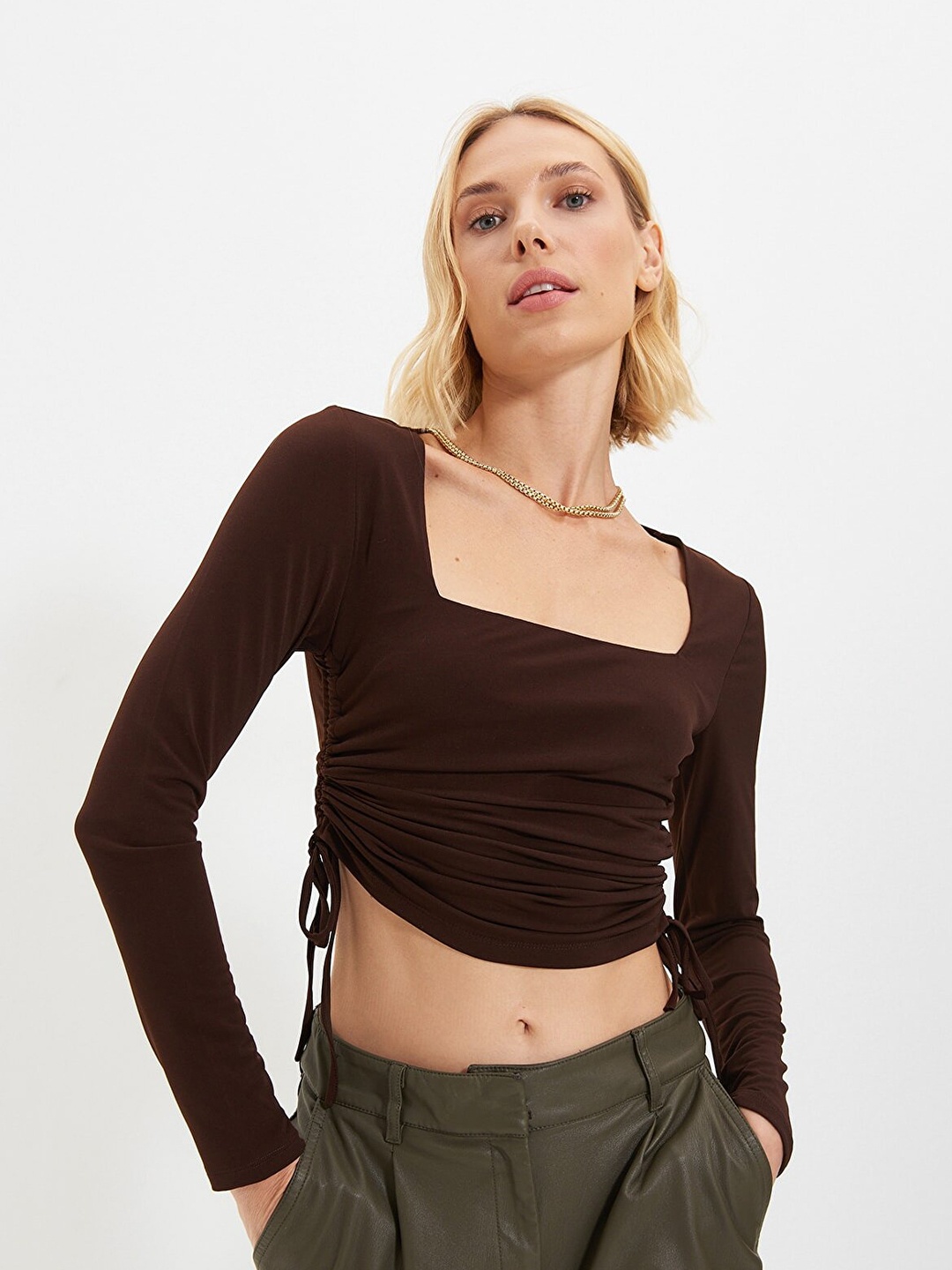 

Trendyol Women Solid Square Neck Fitted Crop Top, Coffee brown