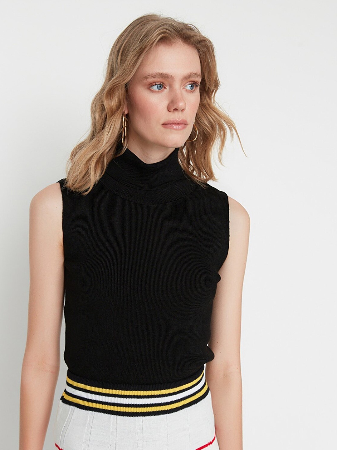 

Trendyol Black High Neck Fitted Top