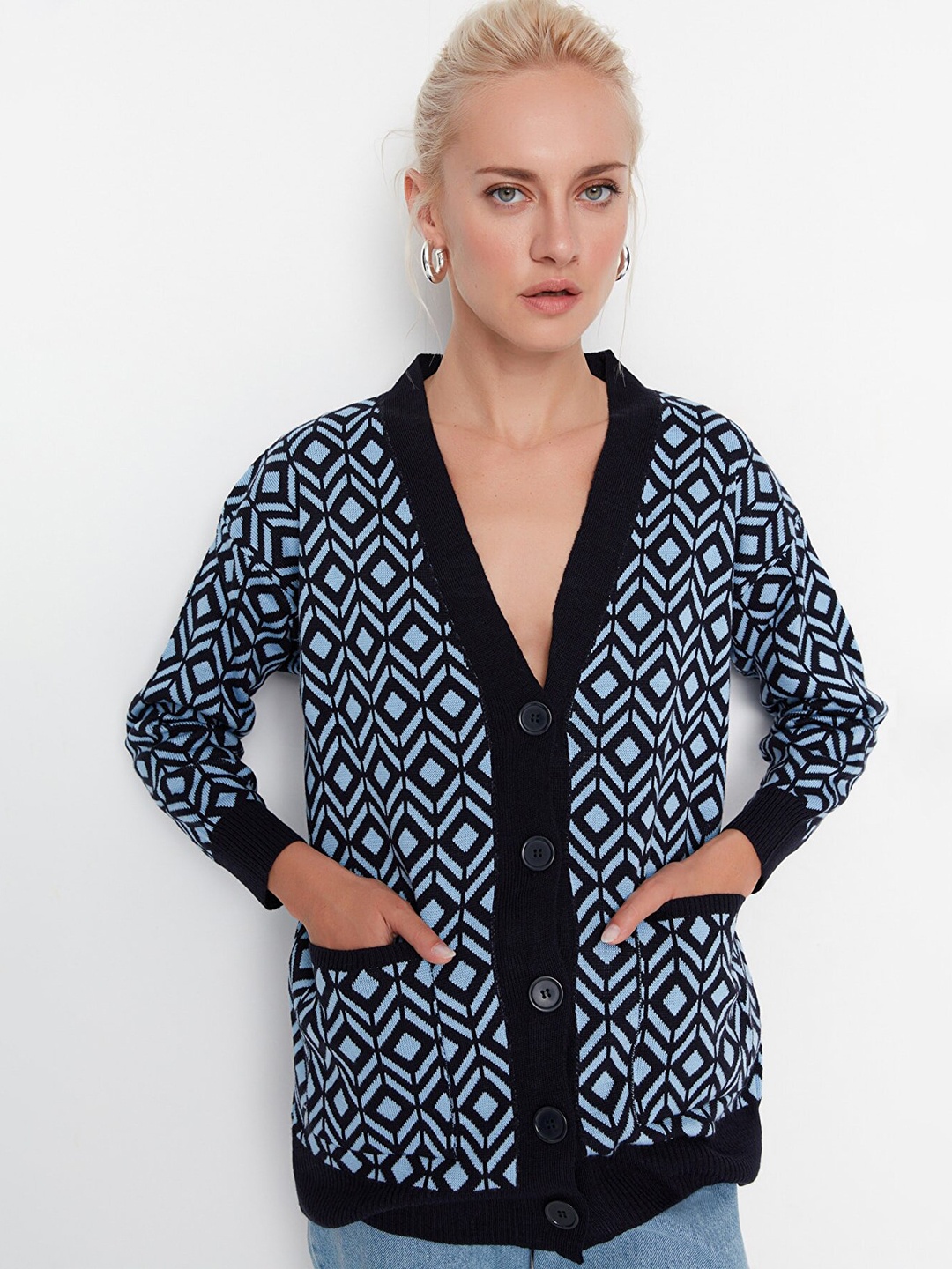 

Trendyol Women Printed Long Sleeves V-Neck Cardigan, Navy blue
