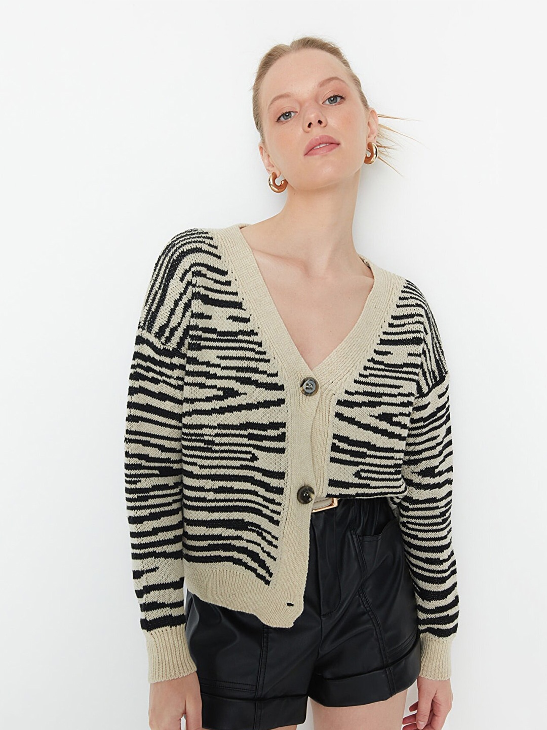 

Trendyol Black Striped Extended Sleeves Crop Top