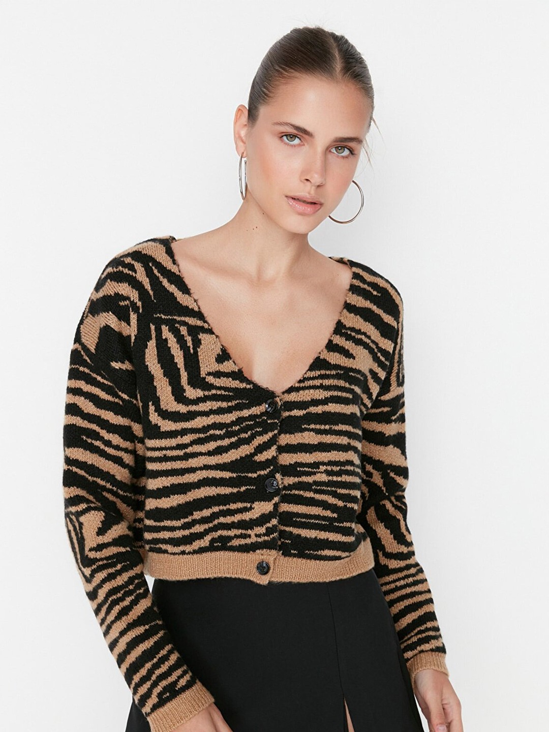 

Trendyol Black Animal Striped Extended Sleeves Crop Top