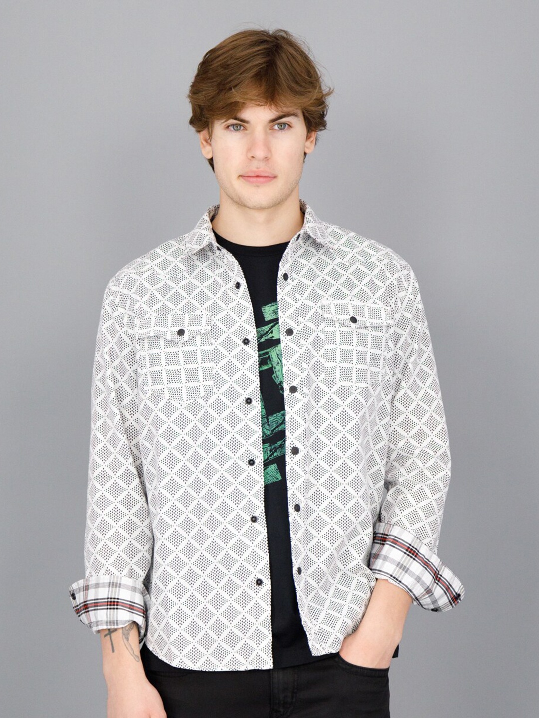 

FREESOUL Men White Slim Fit Checked Casual Cotton Shirt