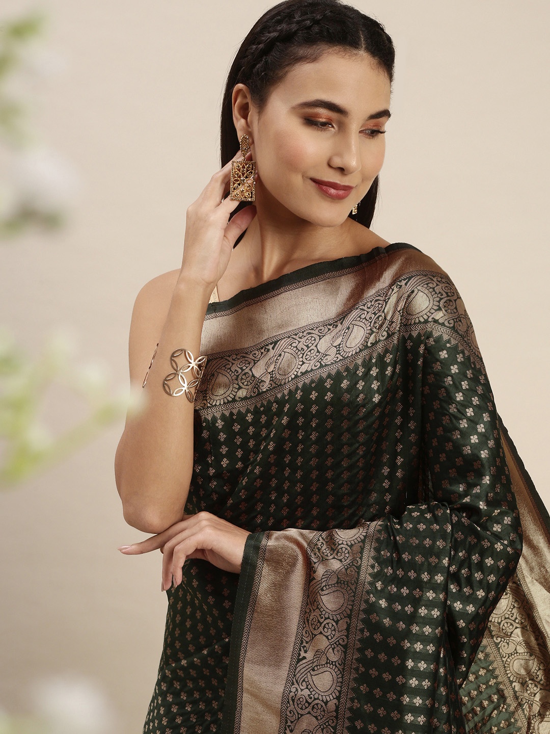 

APPLIX STYLE Green & Golden Woven Design Silk Blend Banarasi Saree