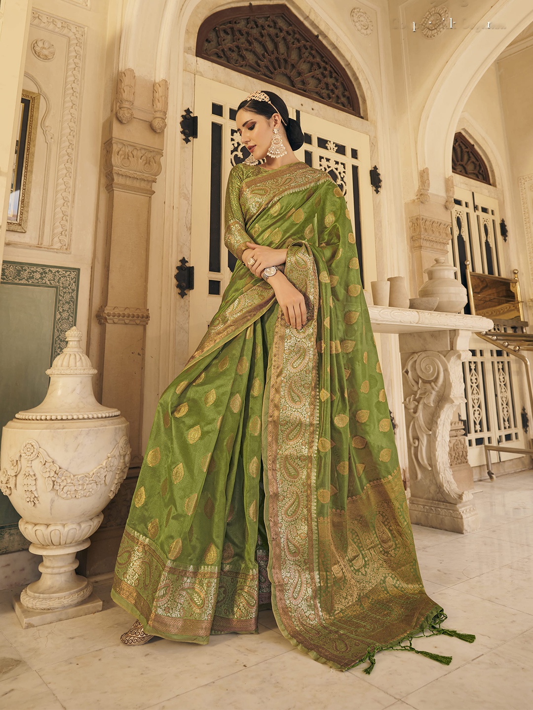 

elora Ethnic Motifs Zari Organza Saree, Green