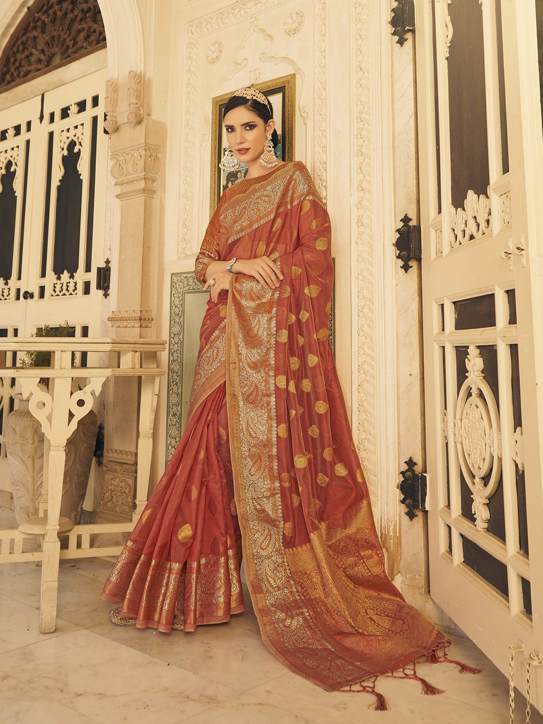 

elora Ethnic Motifs Organza Saree, Red