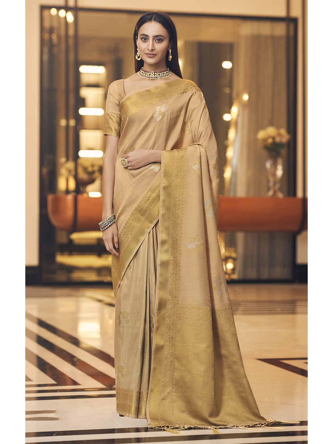 

elora Brown & Gold-Toned Woven Design Silk Blend Banarasi Saree