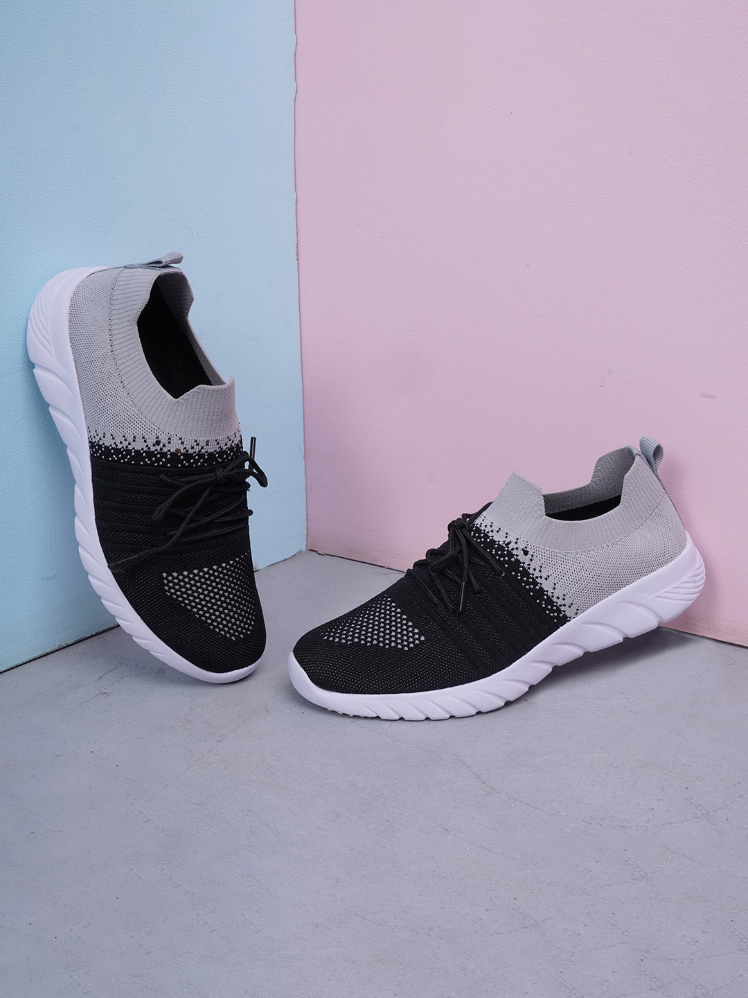 

TPENT Men Colourblocked Sneakers, Black