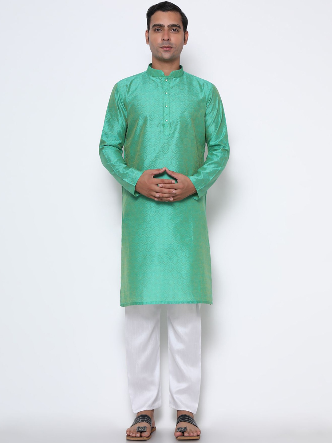 

Phenav Men Sea Green & White Ethnic Motifs Printed Pure Silk Kurta with Pyjama