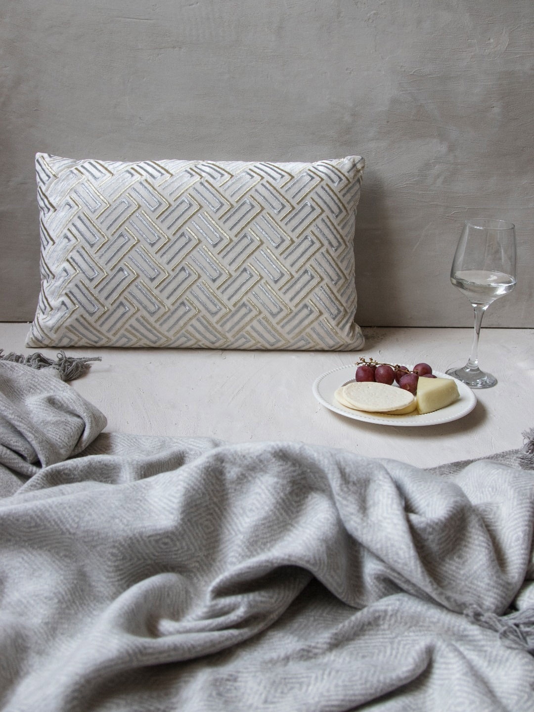 

The 7 DeKor Textured Rectangle Duck Cushion, Grey