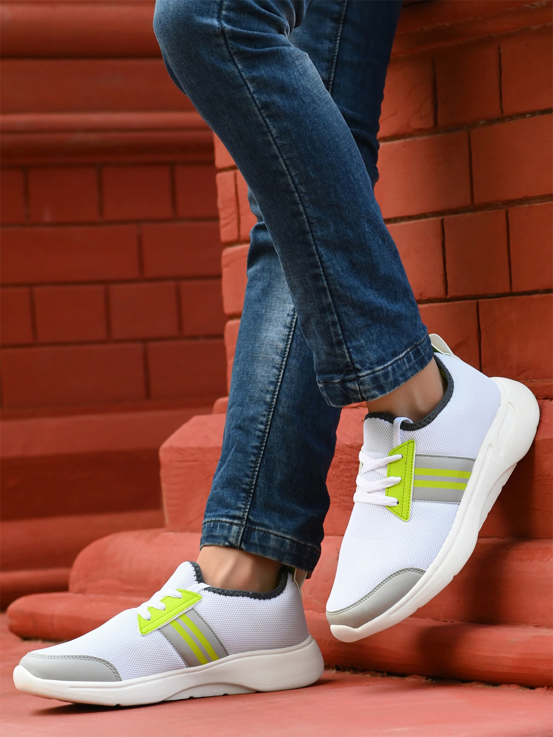 

Yuuki Men White Mesh Running Non-Marking Shoes
