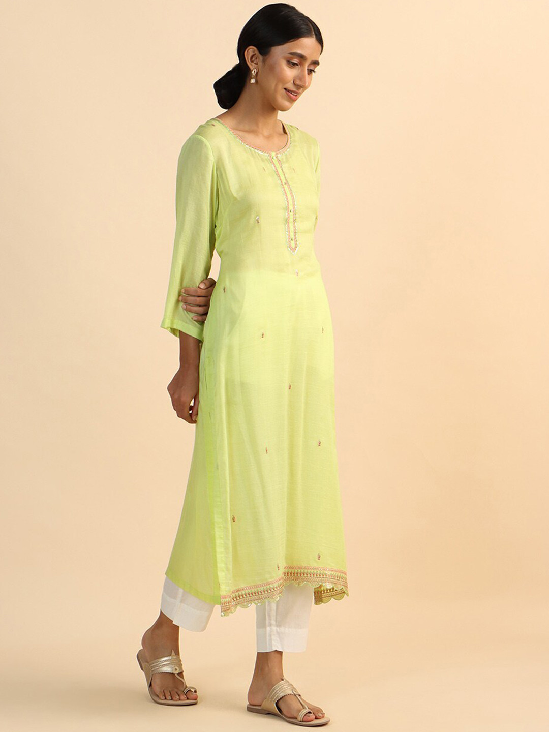 

Taneira Women Floral Embroidered Kurta, Green