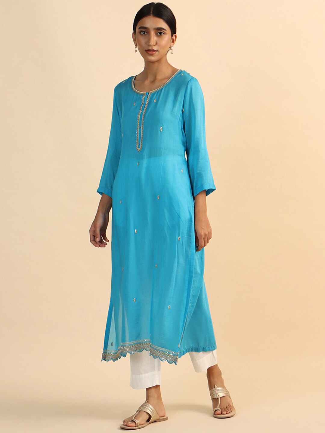 

Taneira Women Floral Embroidered Kurta, Blue