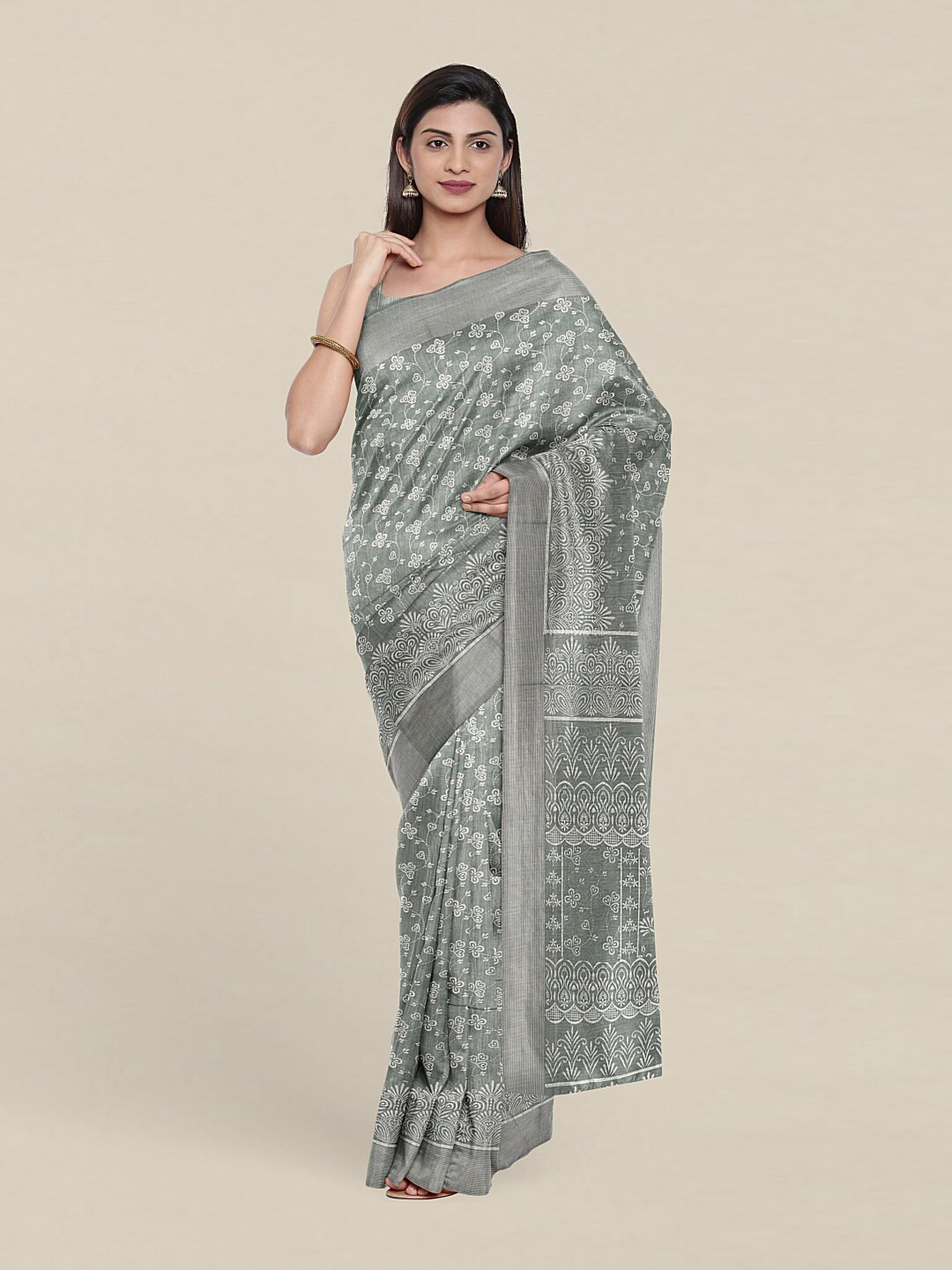 

Pothys Women Grey & White Floral Cotton Blend Saree
