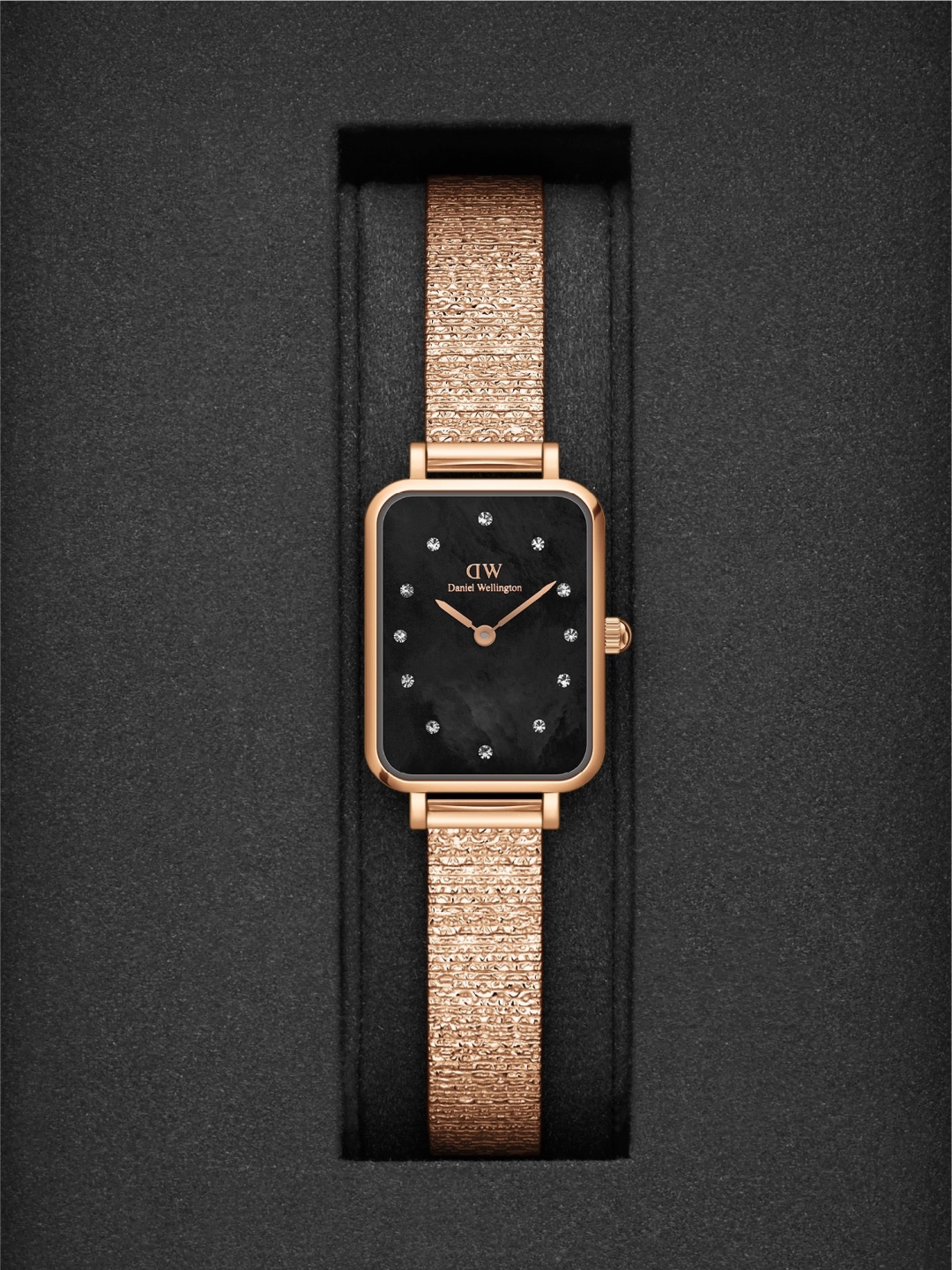 

Daniel Wellington Women Black Dial & Gold Bracelet Style Straps Analogue Watch DW00100579
