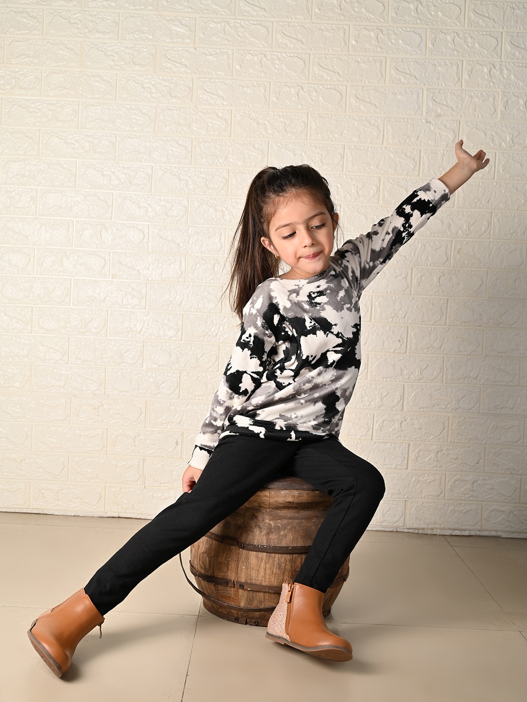 

LilPicks Girls Black & White Printed Top with Leggings