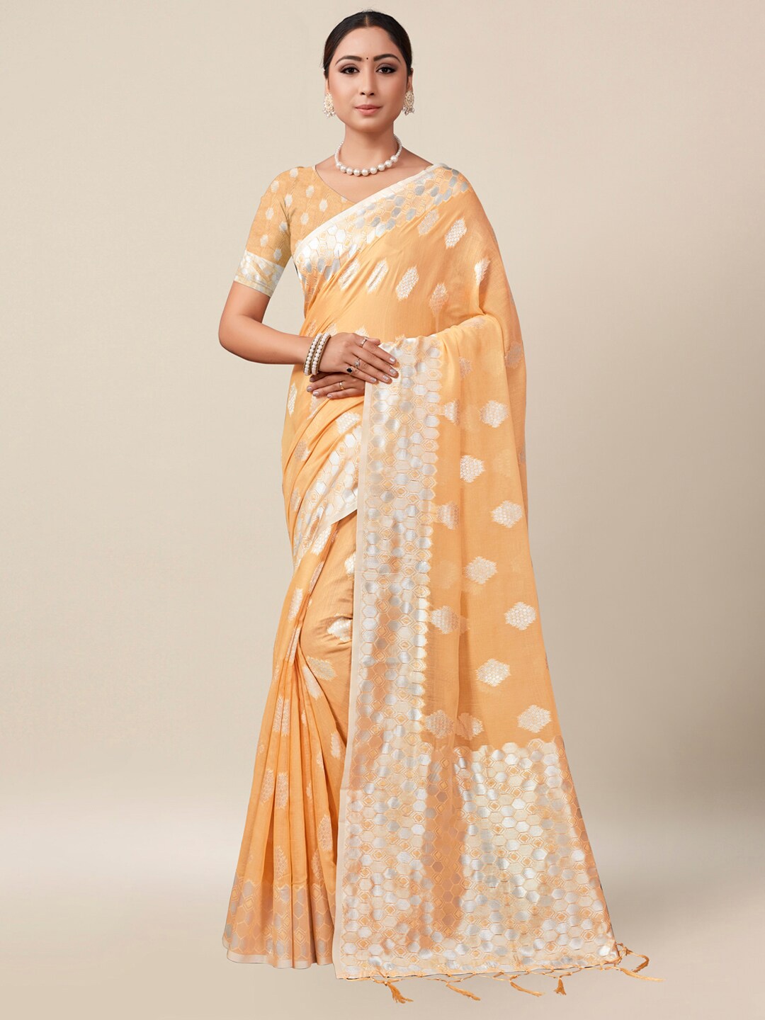 

AYKA CLOTHINGS Cream-Coloured & Silver-Toned Zari Banarasi Saree