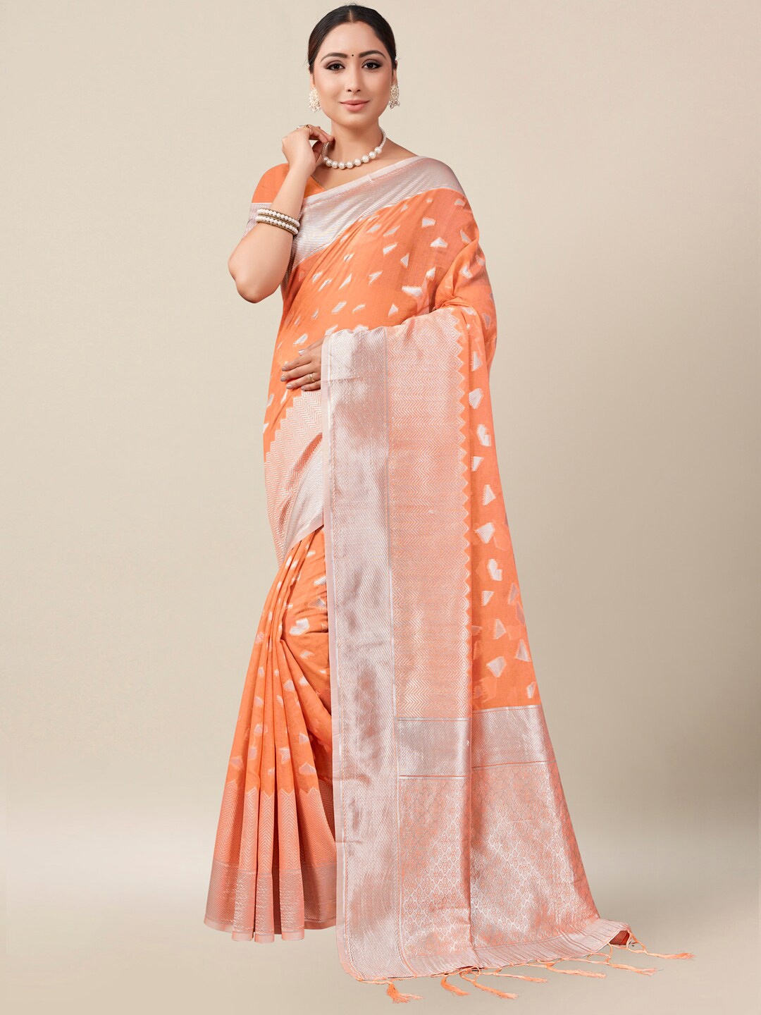 

AYKA CLOTHINGS Peach-Coloured & Silver-Toned Woven Design Zari Banarasi Saree