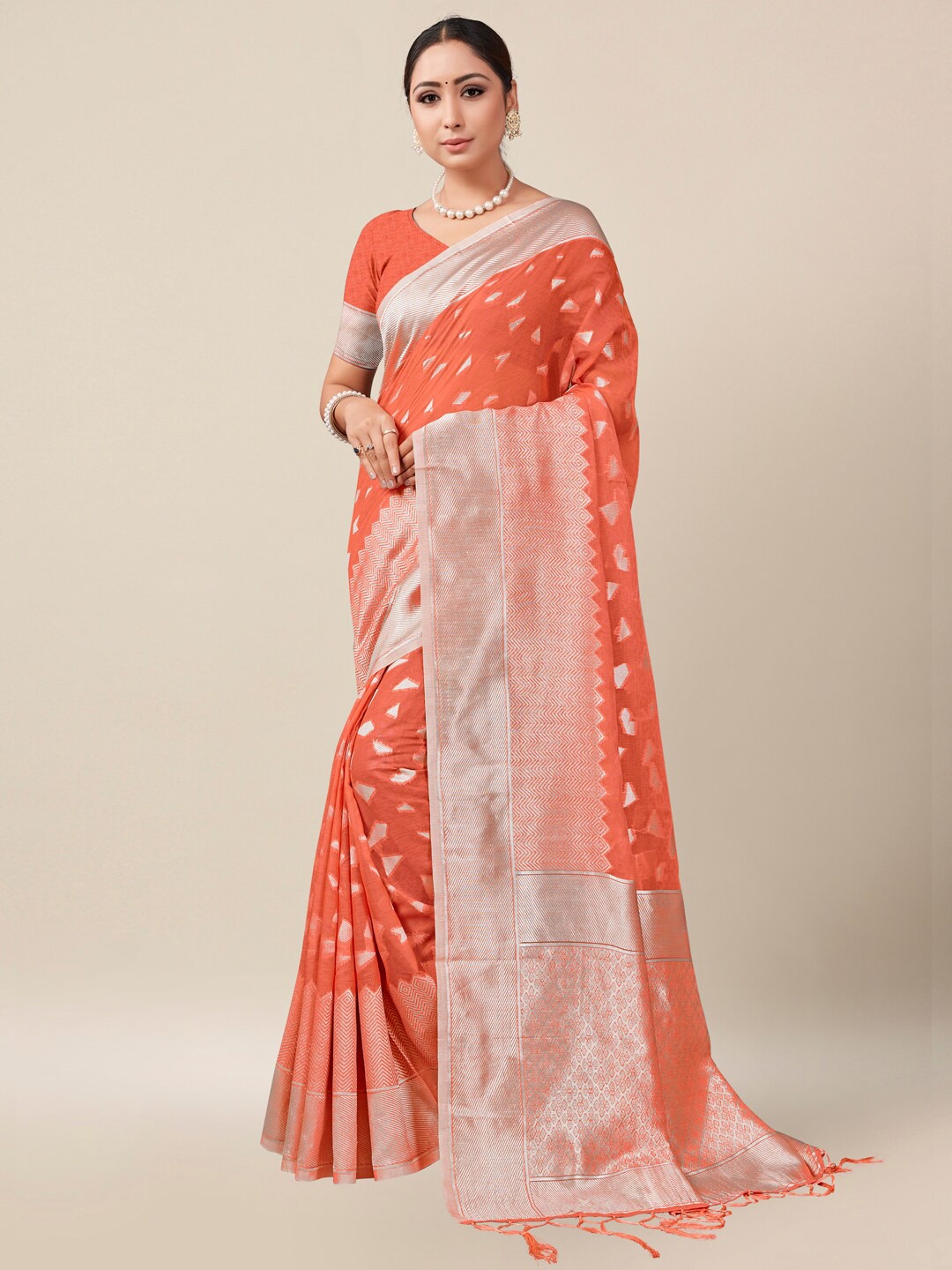 

AYKA CLOTHINGS Peach-Coloured & Silver-Toned Floral Zari Banarasi Saree