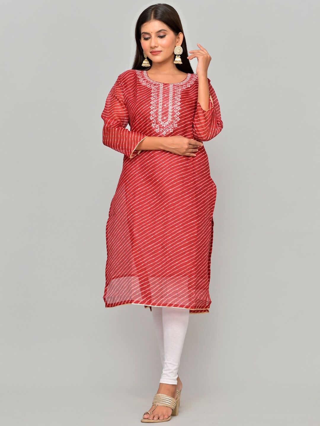 

Kesarya Women Maroon & White Leheriya Yoke Design Thread Work Kurta