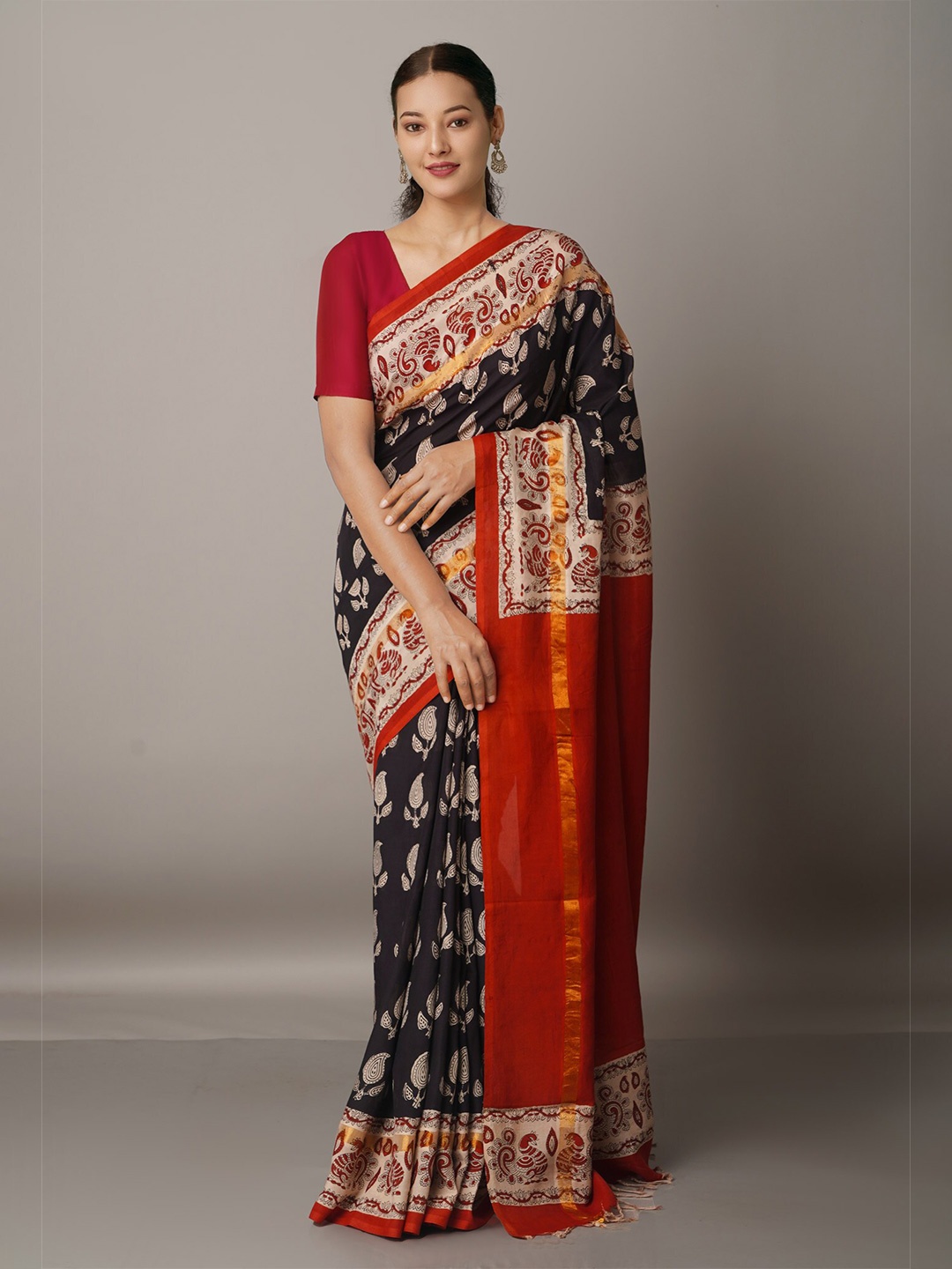 

Unnati Silks Black & Gold-Toned Floral Zari Silk Blend Bagru Saree