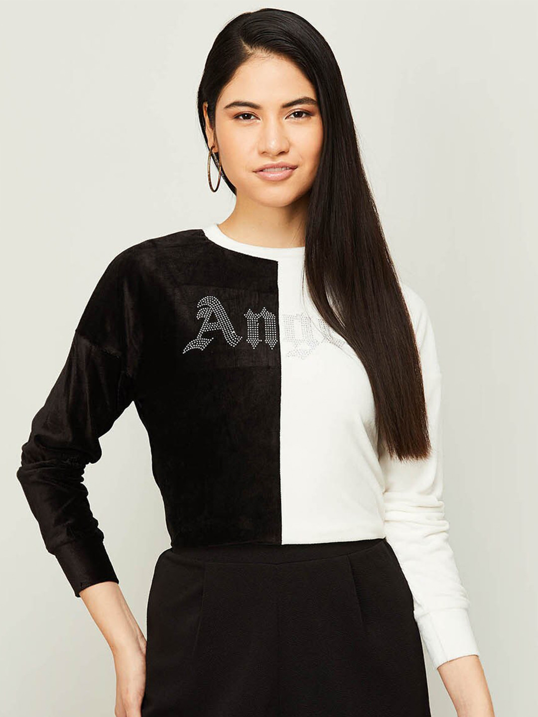 

Ginger by Lifestyle Women Colourblocked Sweatshirt, Black