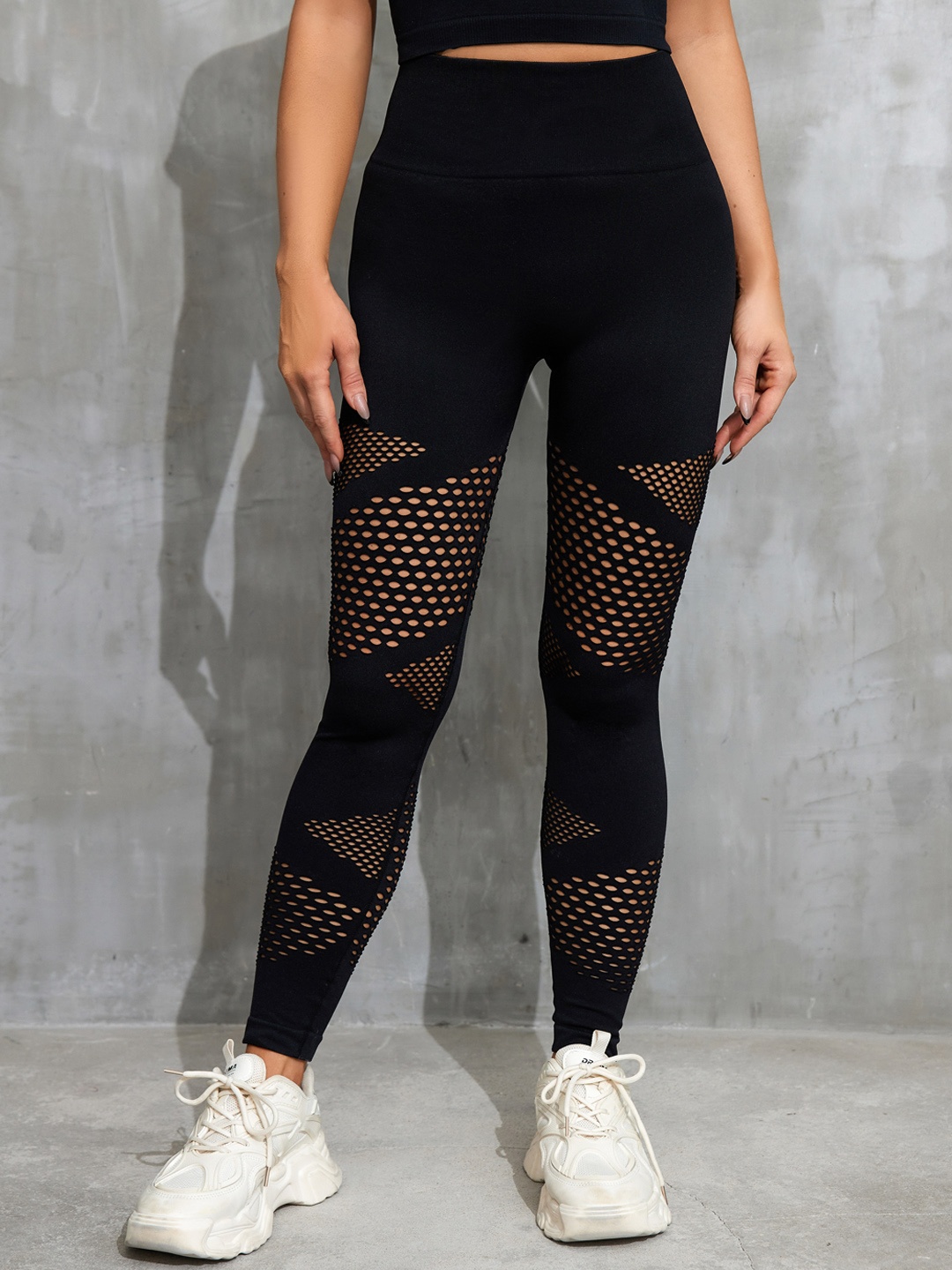 

URBANIC Women Cut Out Ankle Length Training & Gym Tights, Black