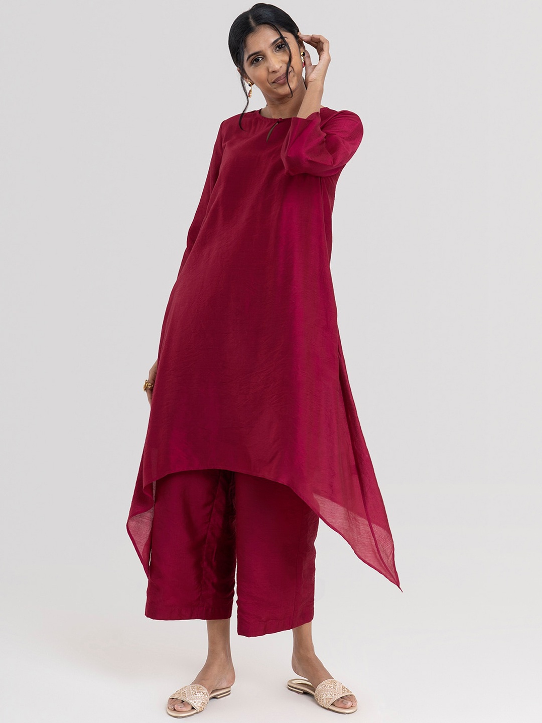 

Pink Fort Keyhole Neck Asymmetric A-Line Kurta With Palazzos, Maroon