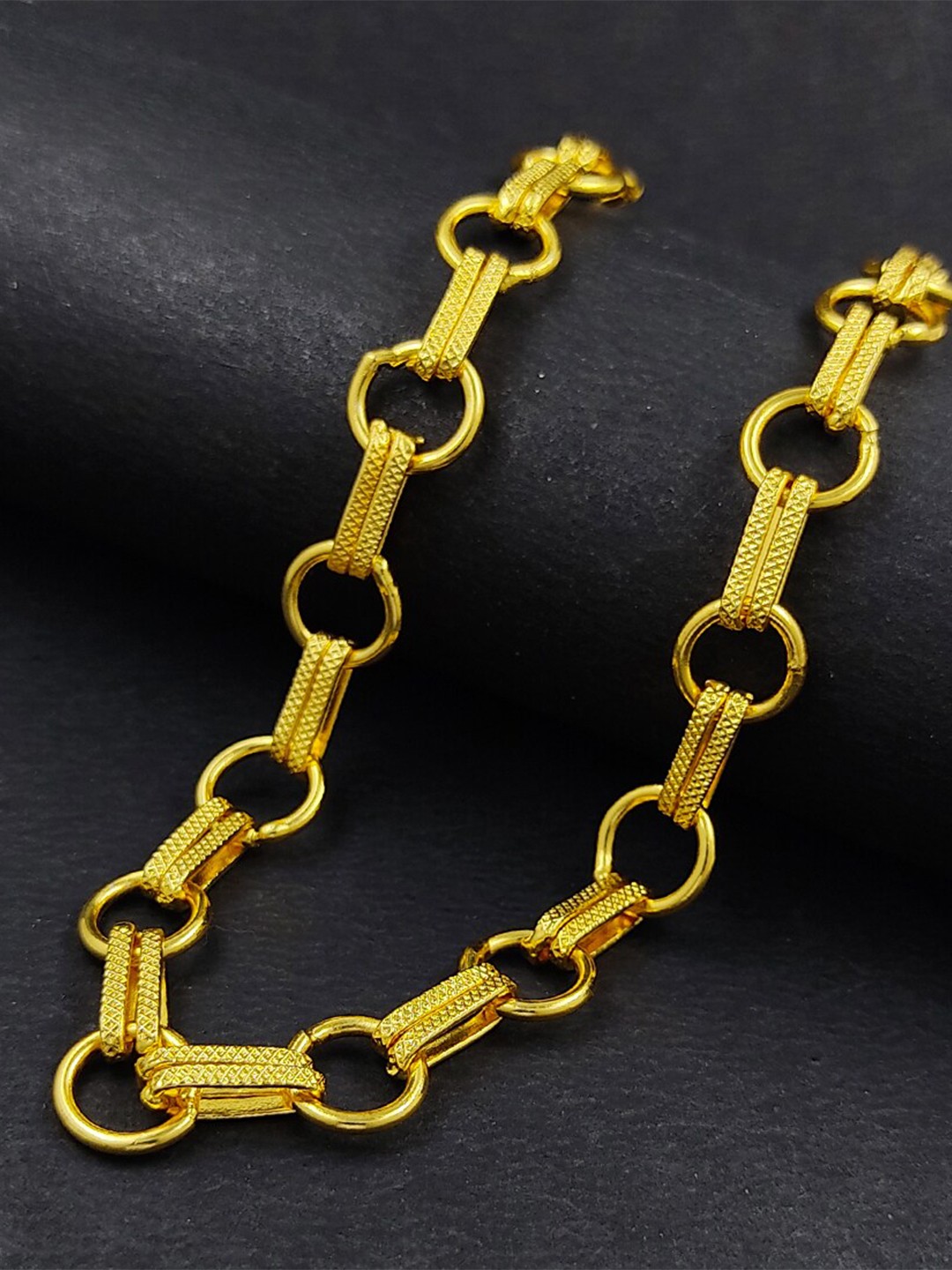 

Saizen Men Gold-Toned Brass Gold-Plated Chain