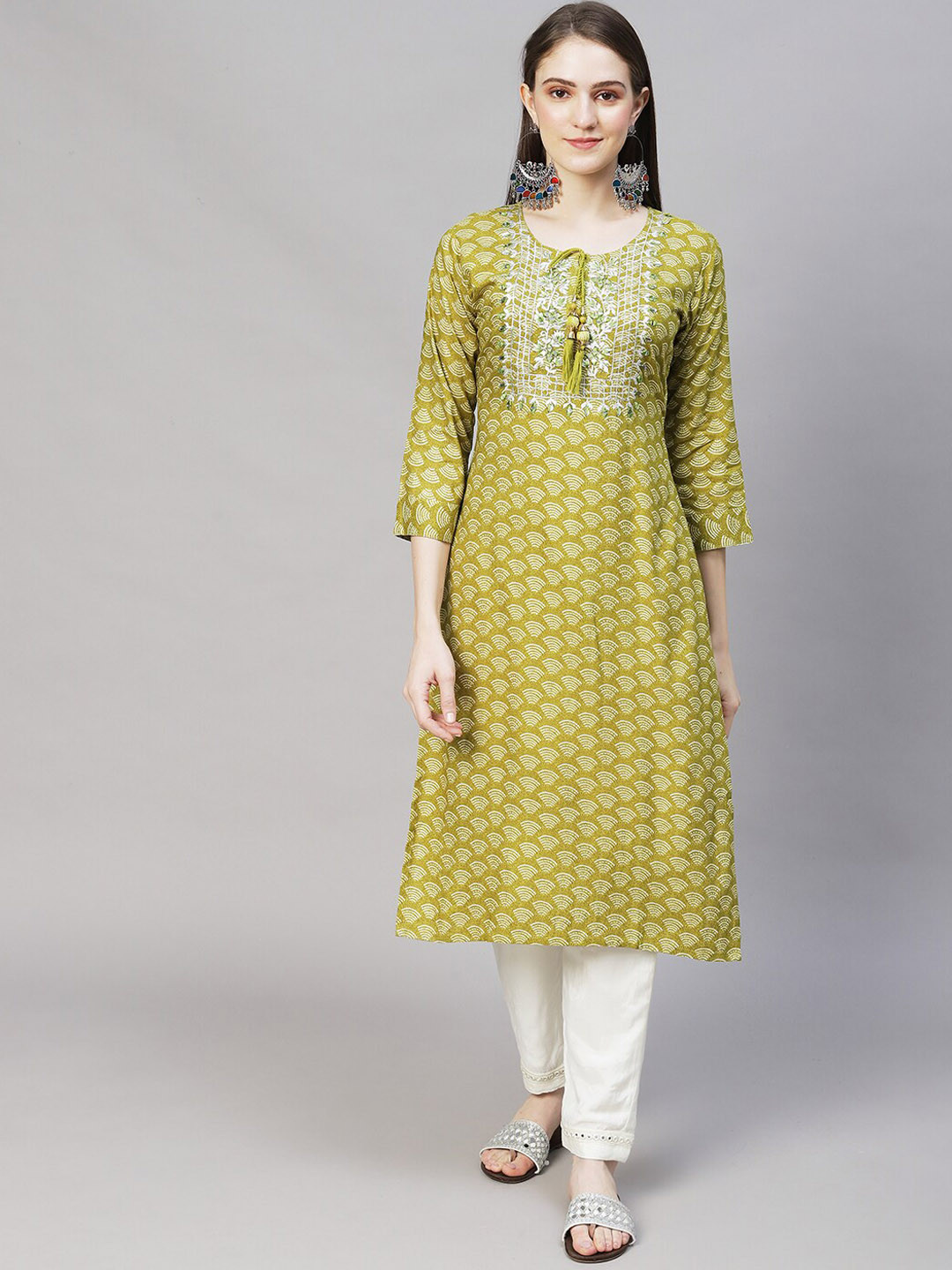 

FASHOR Women Green Ethnic Motifs Printed Keyhole Neck Thread Work Kurta