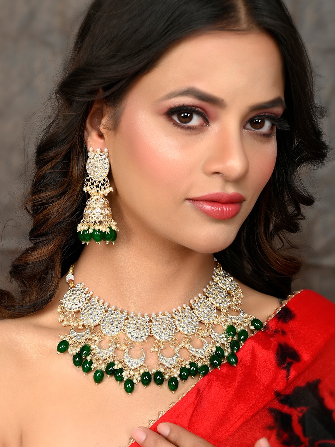 

Shoshaa Gold-Plated Kundan Studded & Beaded Jewellery Set