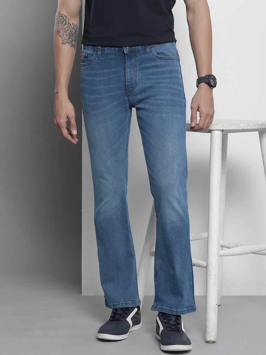 

The Indian Garage Co Men Blue Bootcut Light Fade Stretchable Jeans