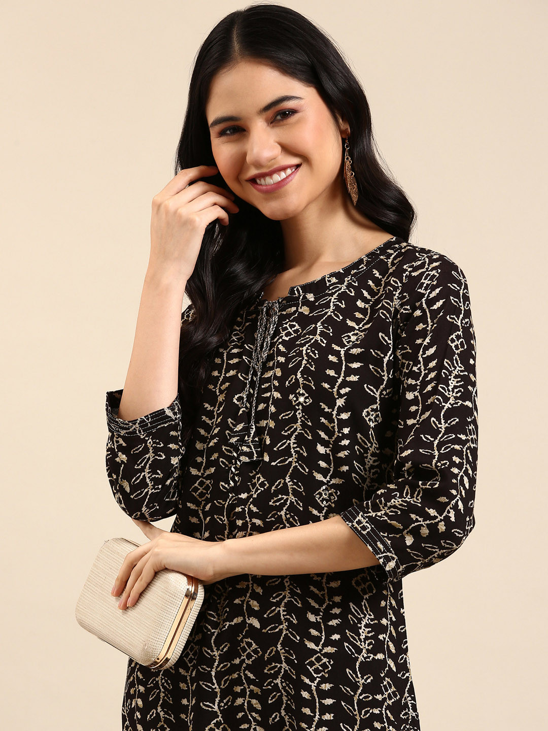 

SHOWOFF Women Black & Beige Floral Embroidered Kurta