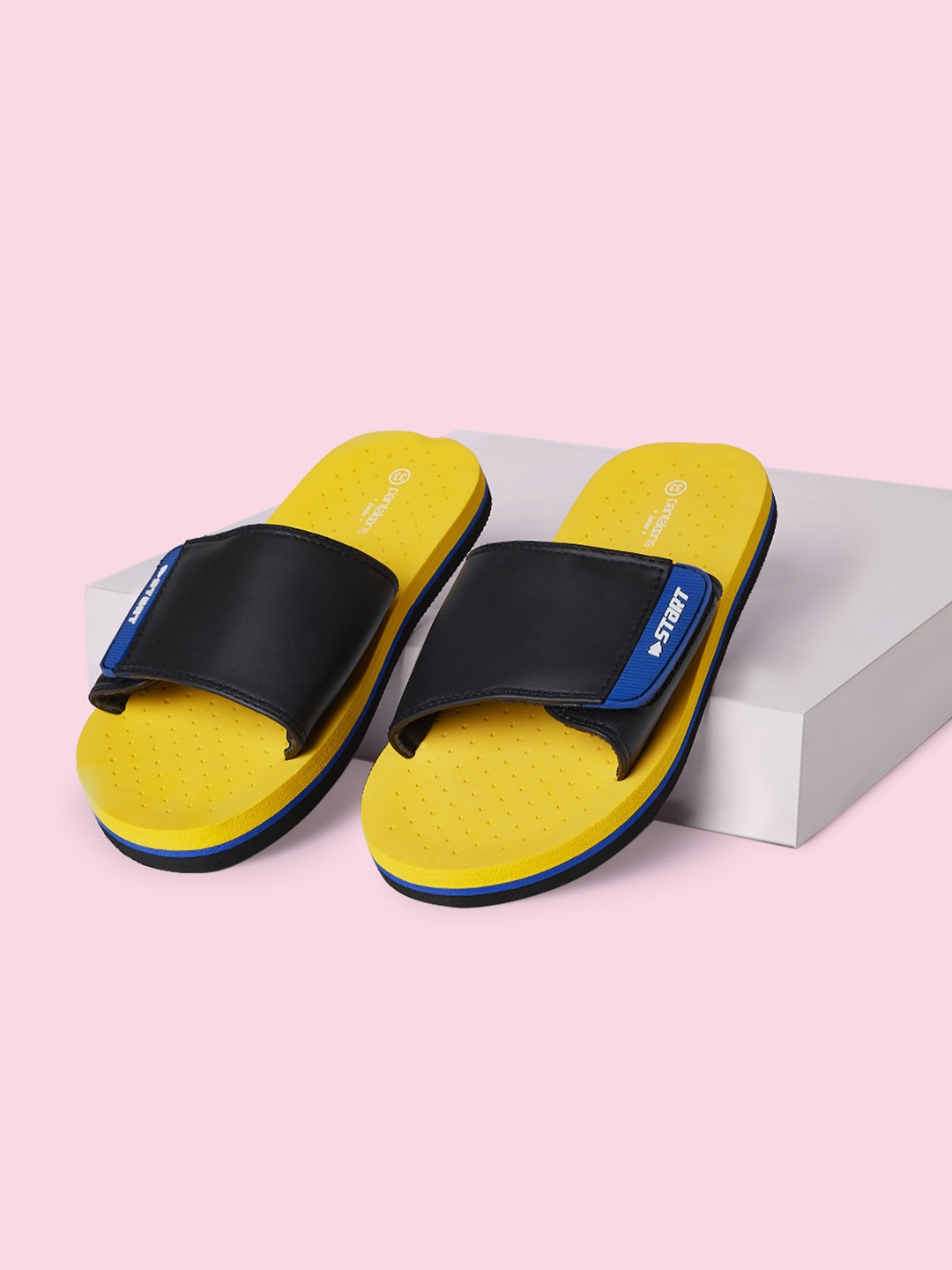 

Pantaloons Junior Boys Black & Yellow Rubber Sliders