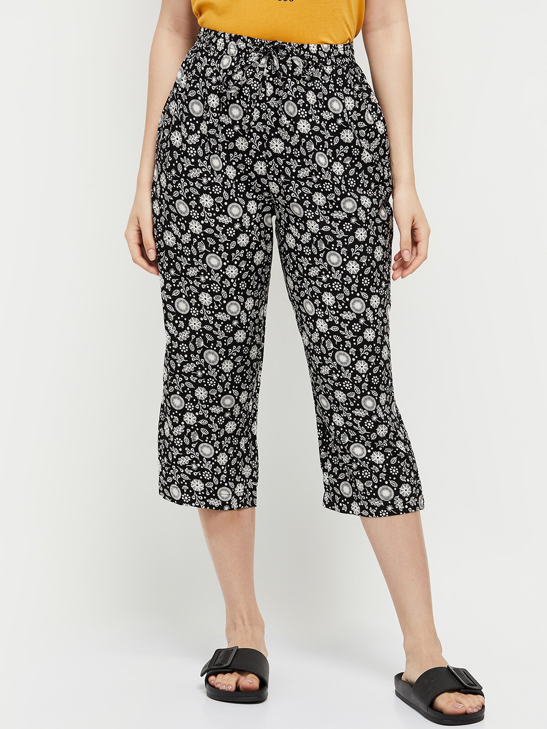 

max Women Black Printed Lounge Capris
