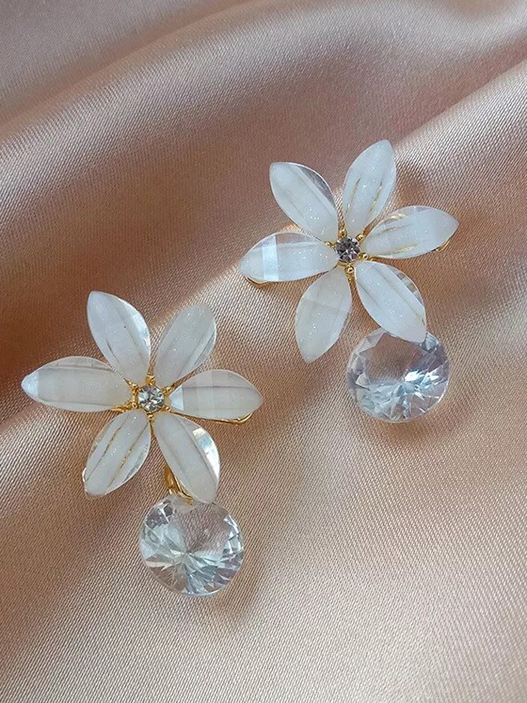 

AVANT-GARDE PARIS Floral Studs Earrings, White