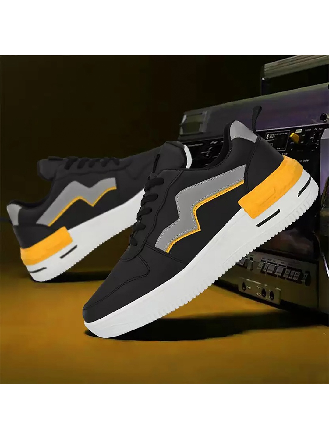 

ARIVO Men Printed Sneakers, Black