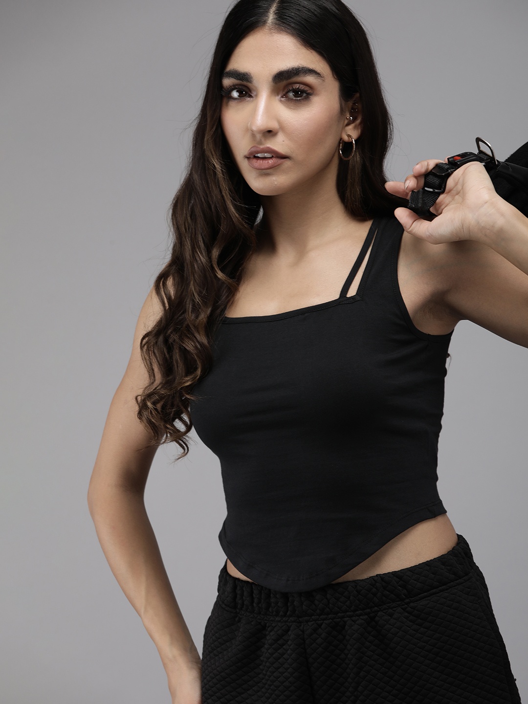 

The Roadster Lifestyle Co. Hanky Hem Fitted Crop Top, Black