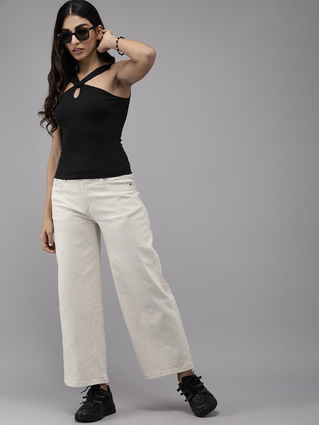 

The Roadster Lifestyle Co. Keyhole Neck Fitted Top, Black