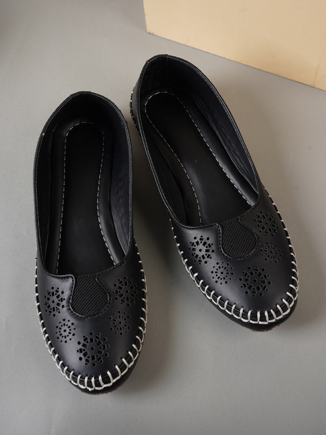 

Style Shoes Women Ballerinas with Laser Cuts Flats, Black