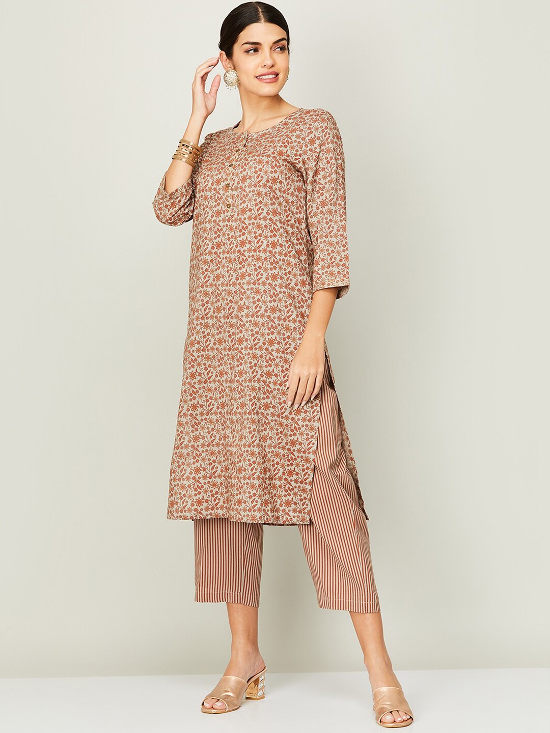 

Melange by Lifestyle Women Grey Floral Printed Kurta with Trousers