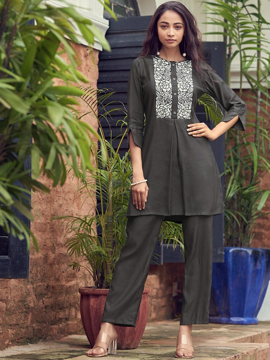 

AUTUMN LANE Women Green Embroidered Kurti with Palazzos