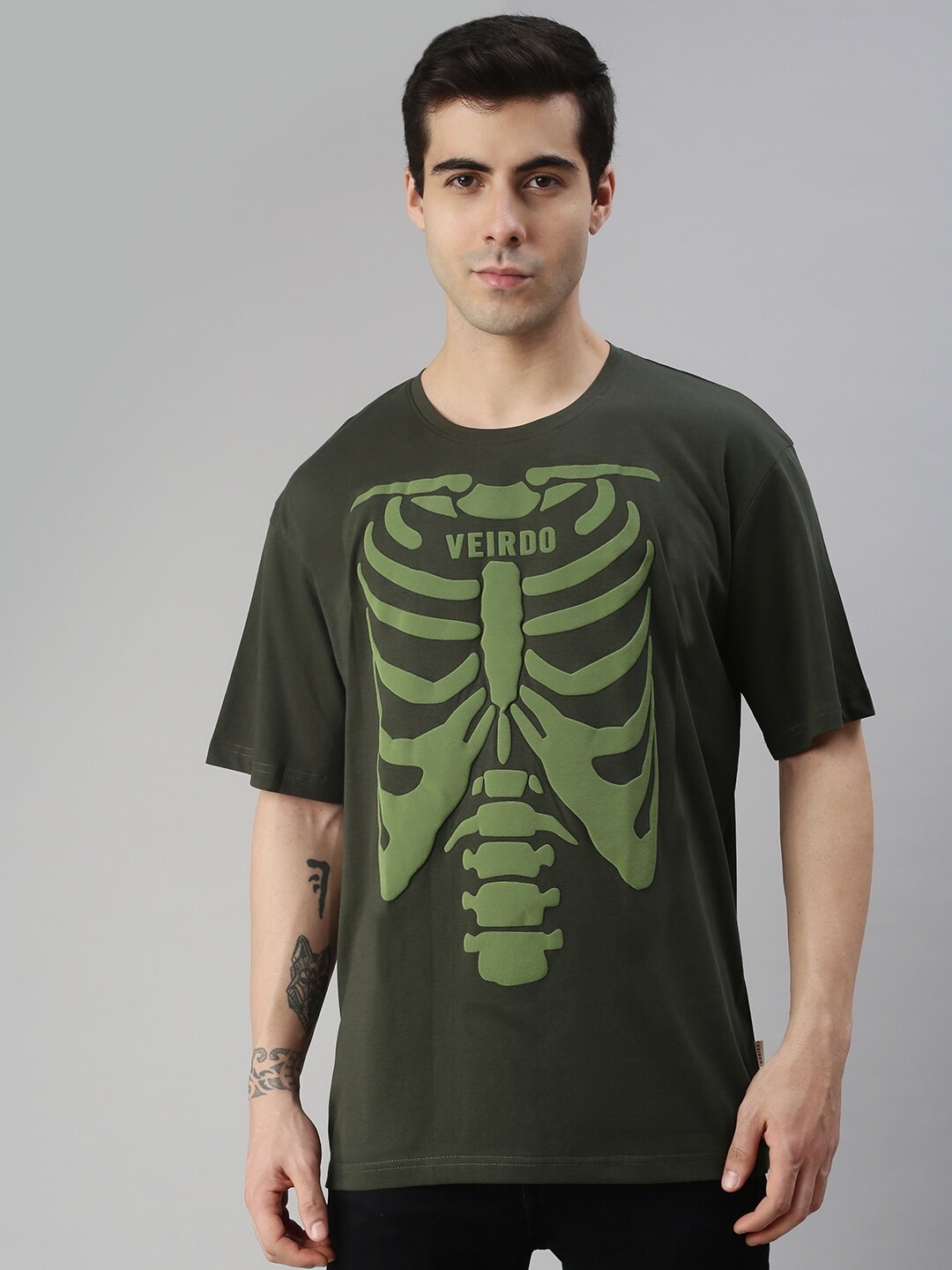 

VEIRDO Men Olive Green Typography Printed Raw Edge Oversized T-shirt