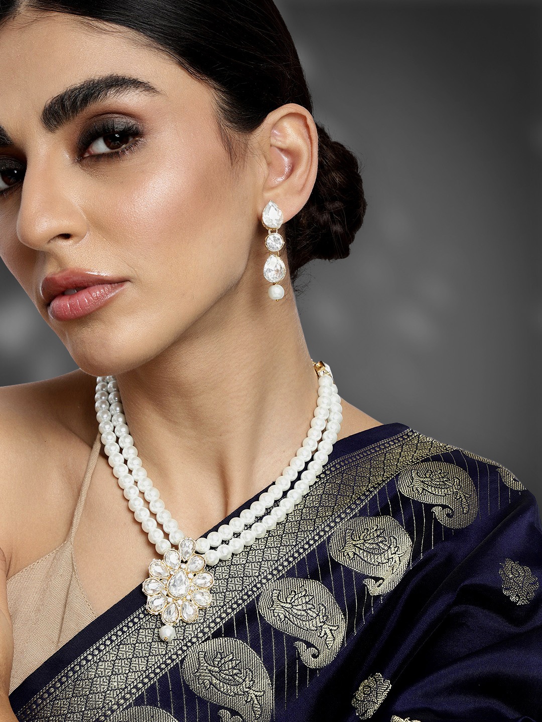 

Peora White Gold-Plated Jadau Kundan Studded & Beaded Jewellery Set