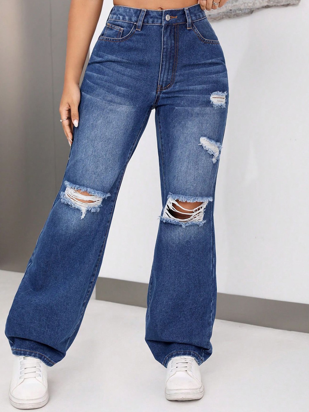 

StyleCast x Revolte Women Slash Knee Light Fade Ripped Boyfriend Fit Jeans, Blue